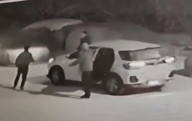В Якутске мужчины устроили потасовку и повредили чужой автомобиль