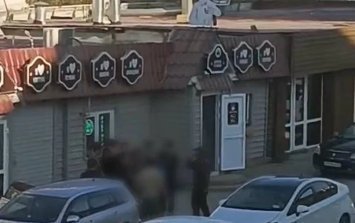 В Якутске четверо мужчин устроили потасовку возле ночного заведения