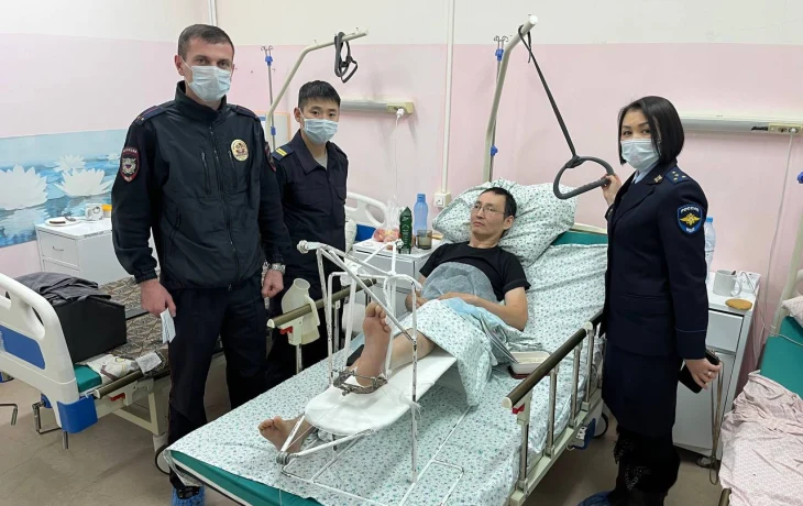 В Якутске сотрудники полиции пришли на помощь мужчине, получившему перелом ноги