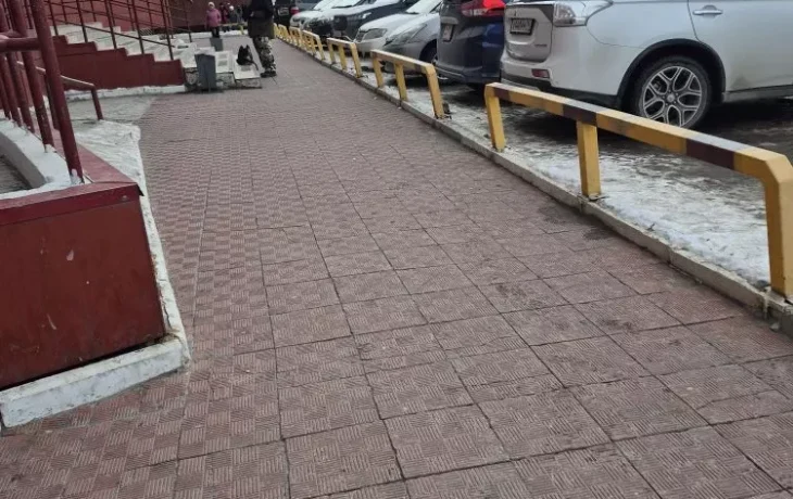 В Якутске уже который год ребенок занимается попрошайничеством