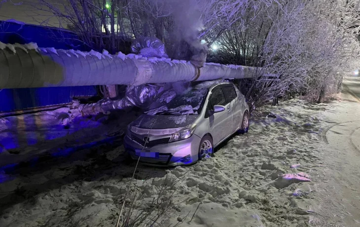 В Якутске пьяная женщина на Toyota Vitz врезалась в теплотрассу