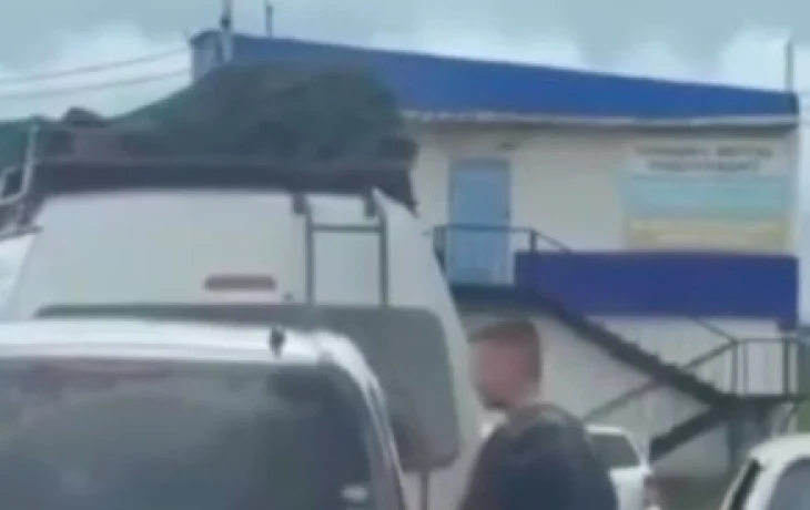 В Якутске пешеход жестоко избил пожилого водителя прямо на дороге