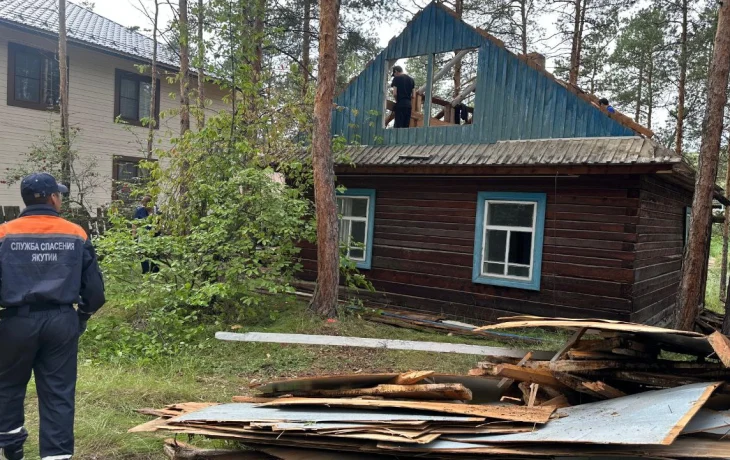 В Якутске спасатели эвакуировали мужчину, пострадавшего при разборе крыши дома