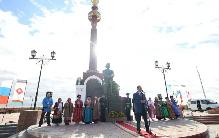 К 393-летию Якутска возложили цветы к памятнику Петру Бекетову