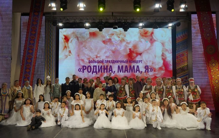 В Якутске прошел большой праздничный концерт ко Дню Матери