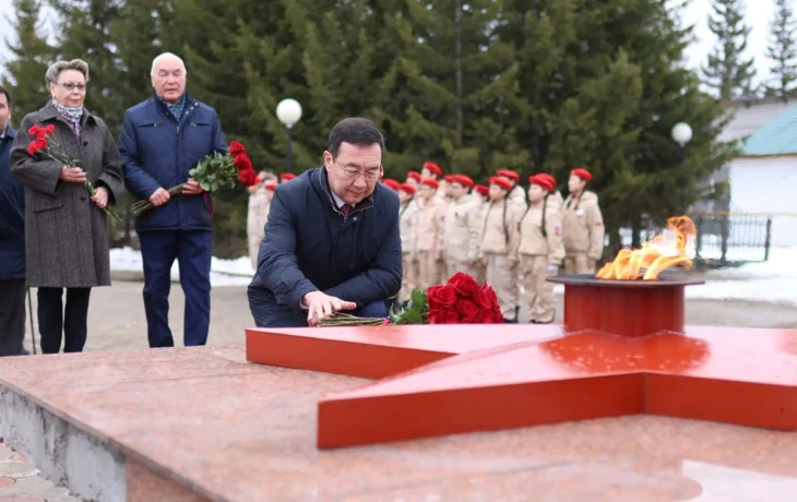 Айсен Николаев почтил память героев в Вилюйском районе