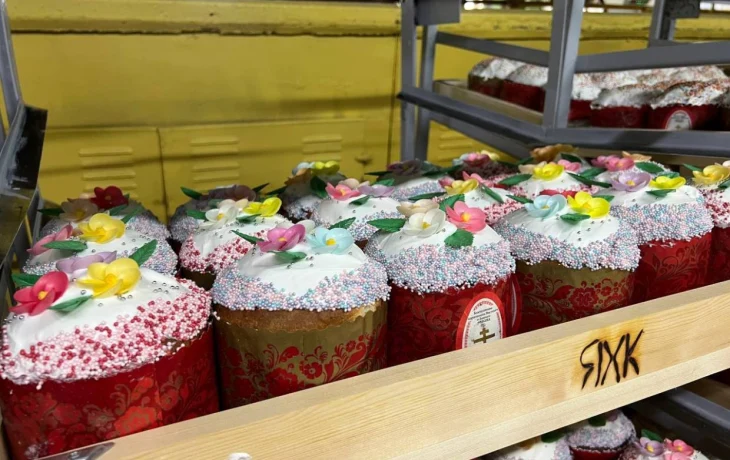 Якутяне в ожидании пасхальных куличей