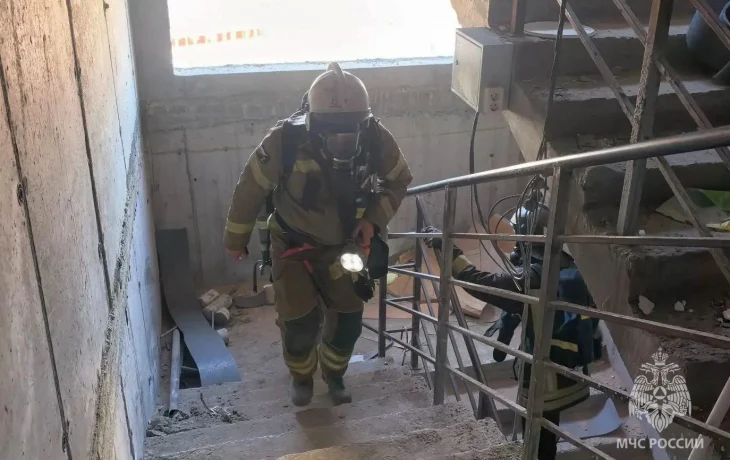 В Якутске прошли отборочные соревнования пожарных по скоростному подъему в многоэтажном доме