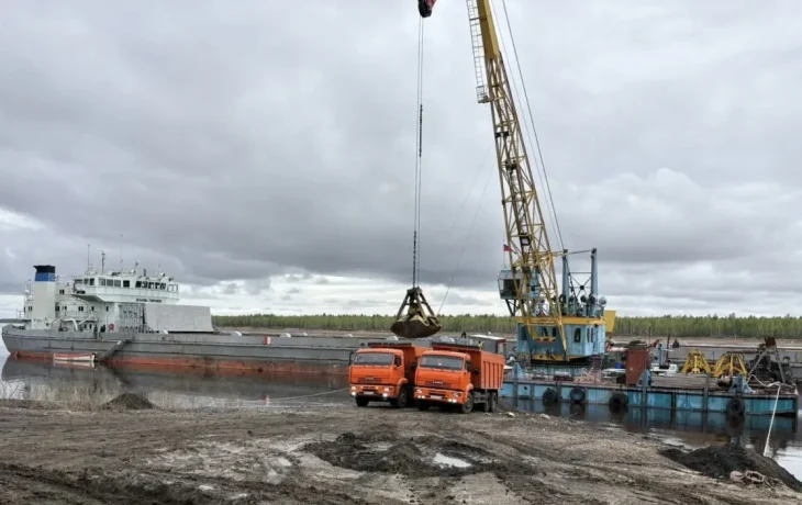 Первая партия угля доставлена по реке в Нюрбинский район
