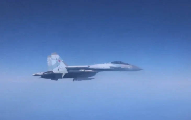 Над Черным морем два российских истребителя перехватили британский самолет-разведчик