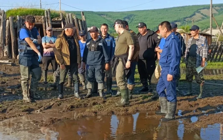 Спасатели восстанавливают дома в селе Суордаах Верхоянского района после паводка