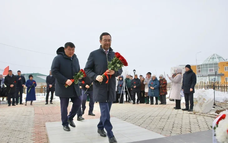 Айсен Николаев возложил цветы к памятнику Илье Винокурову в Намском улусе