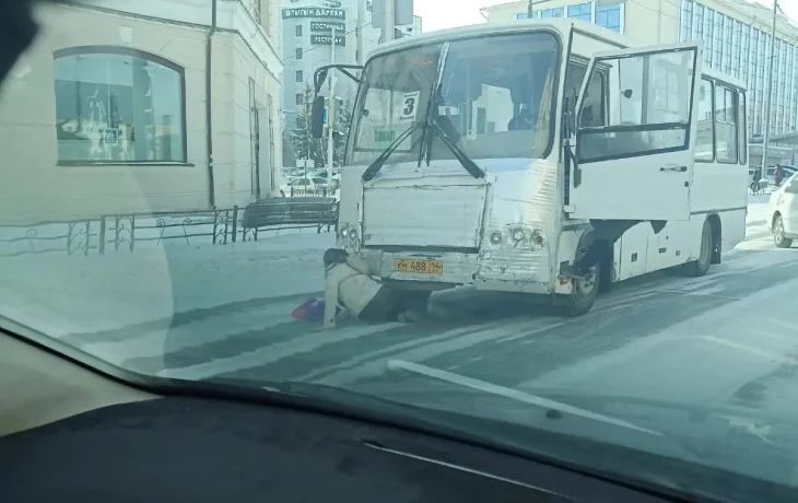 В Якутске женщина чуть не угодила под автобус