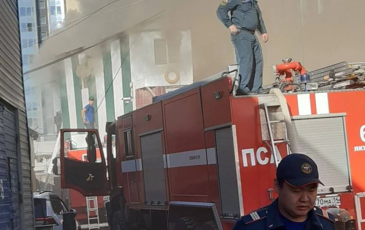 В Якутске ночью горела двухэтажная студия отдыха