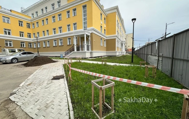 При проектировании школы № 1 забыли об установке ограждения