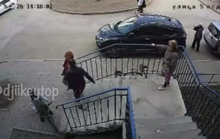 В Якутске мужчина с ножом напал на сожительницу средь бела дня: пострадавшая госпитализирована