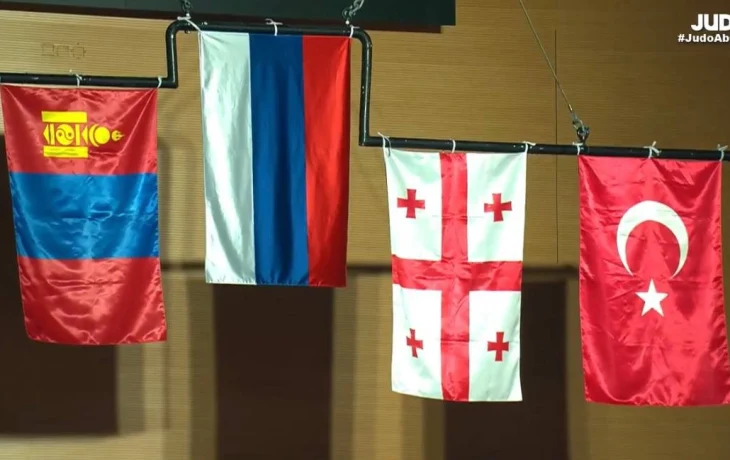 С гимном и флагом: Российские дзюдоисты успешно выступают в Абу-Даби