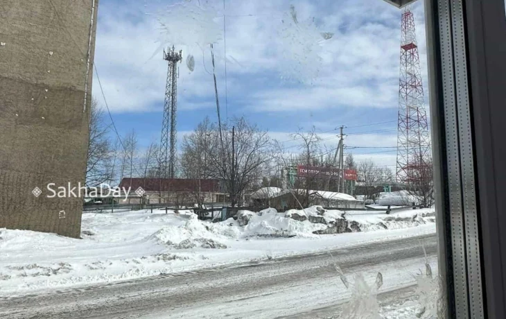 В Алдане неизвестные дети забросали яйцами чужое окно
