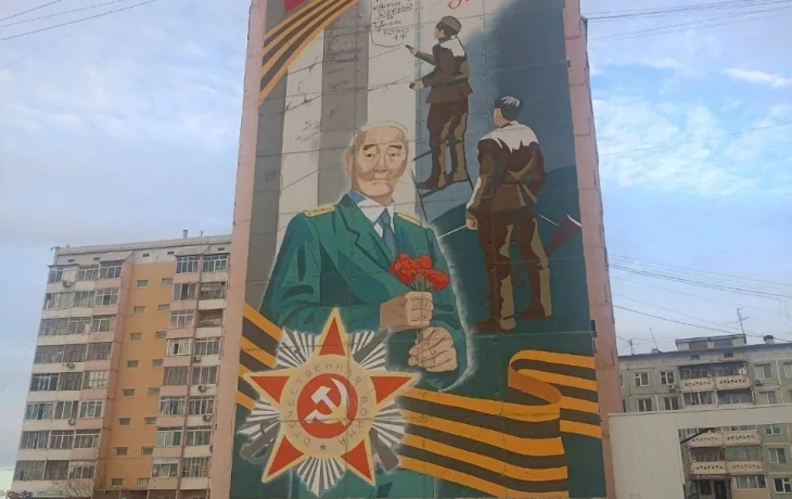 В Якутске перенесли туалеты и мусорные баки, установленные под портретом ветерана ВОВ