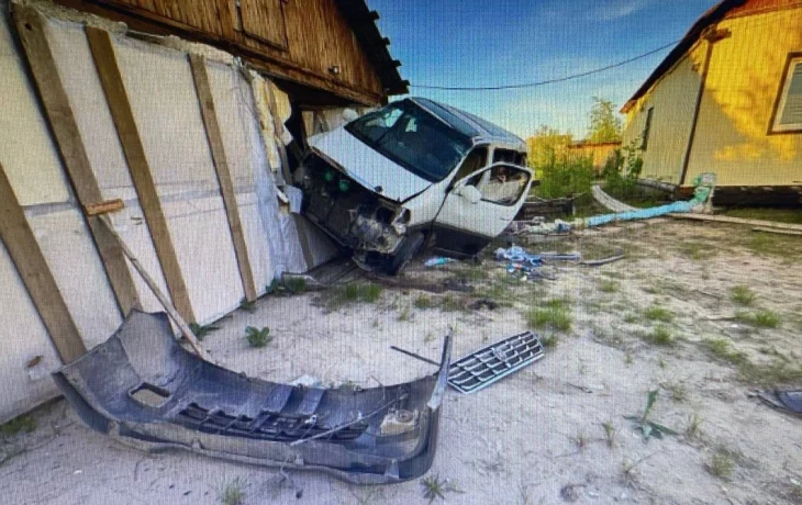 В Якутске водитель "Toyota Granvia" не справился с управлением и протаранил забор и фасад частного дома