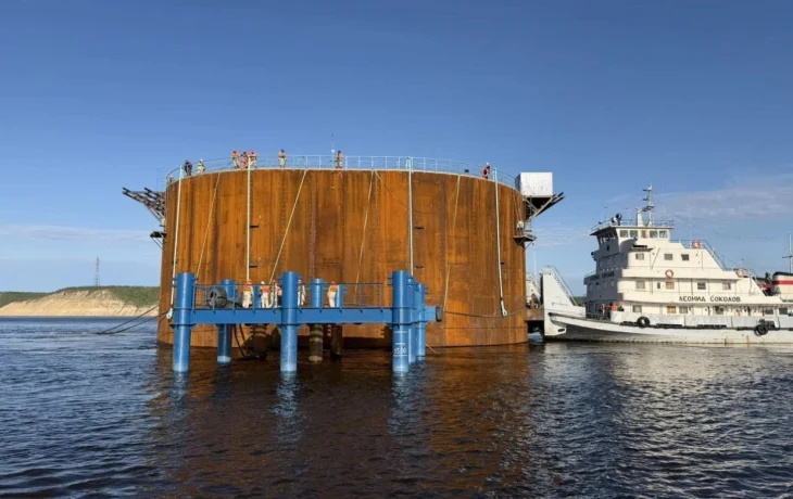 Первый наплавной коффердам для Ленского моста выведен в русло Лены