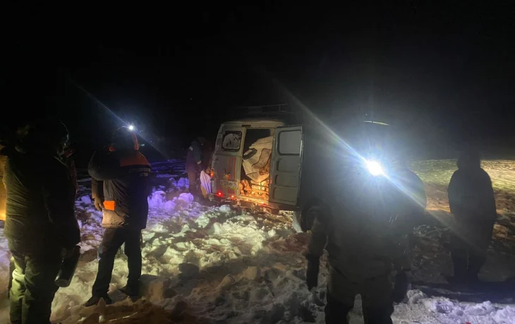 Восемь рыбаков эвакуированы спасателями с реки Вилюй после поломки машин