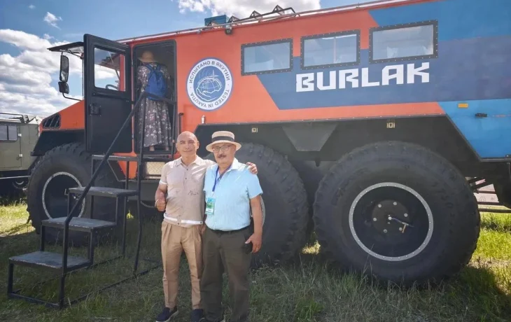 На Ысыахе Олонхо опробовали перевозку людей на вездеходах &laquo;Бурлак&raquo;