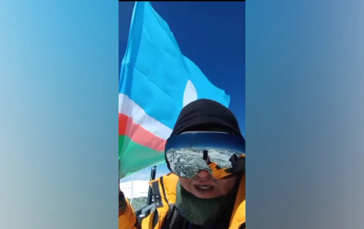 Якутский экстремал покорил пик Ленина и водрузил на нем флаг Якутии