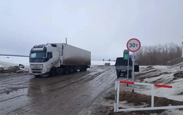 В Якутии досрочно снизили грузоподъемность на главных ледовых переправах