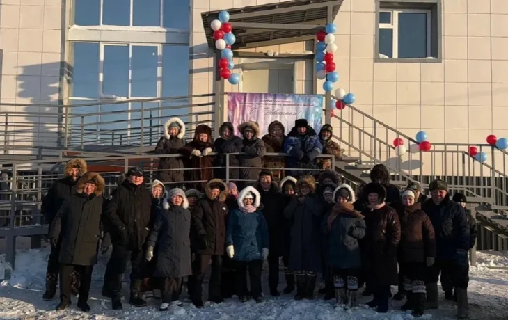 Айсен Николаев вручил ключи новоселам первого каменного дома в Анабарском районе Якутии