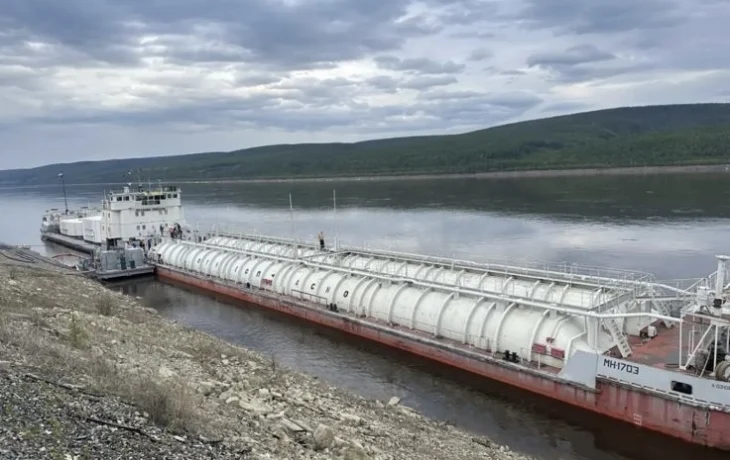 Ленская нефтебаза &laquo;Саханефтегазсбыта&raquo; начала прием первого танкера с топливом