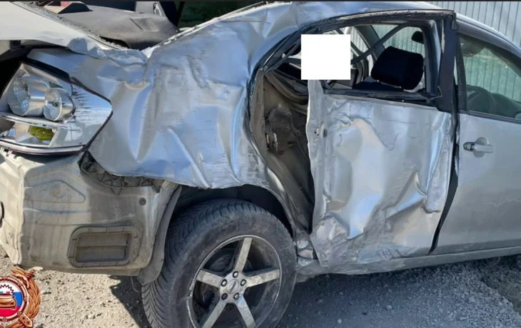 В Якутске автомобиль врезался в столб, а потом в забор: Погиб 21-летний пассажир