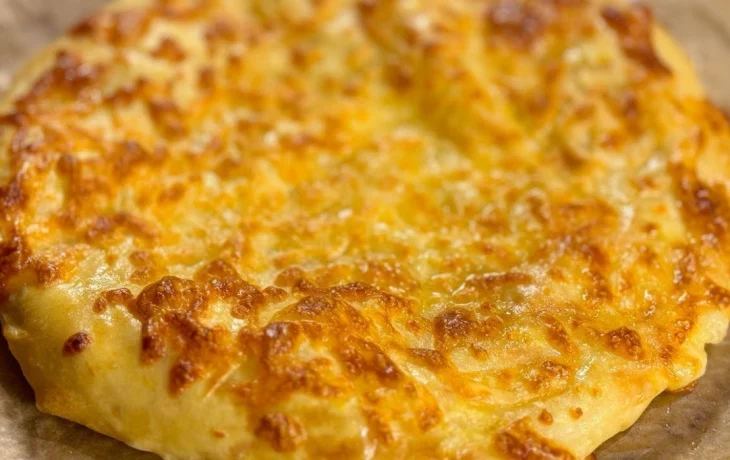 Ужин без&nbsp;хлопот: готовим классический хачапури с&nbsp;сыром&nbsp;&mdash; сытно и&nbsp;очень вкусно
