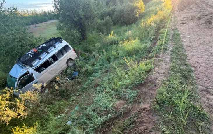 В ДТП на трассе &laquo;Амга&raquo; пострадали трое пассажиров: микроавтобус опрокинулся в кювет