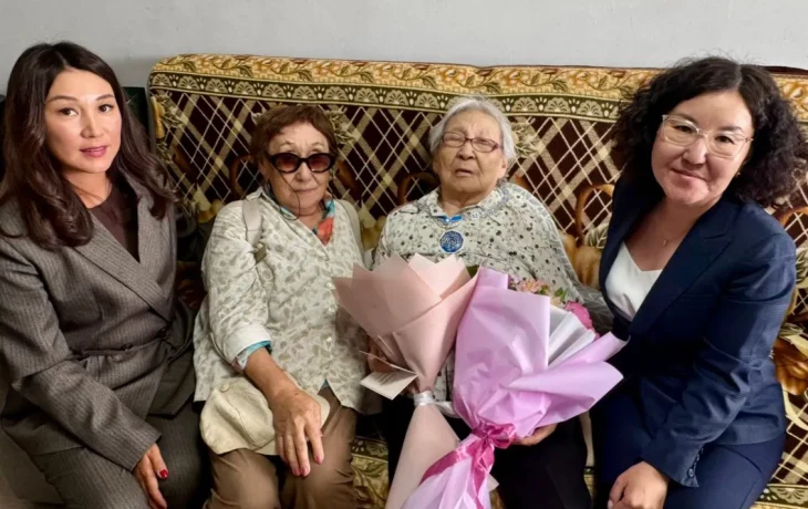 В Якутии поздравили с 100-летием почетного ветерана Татьяну Гуляеву