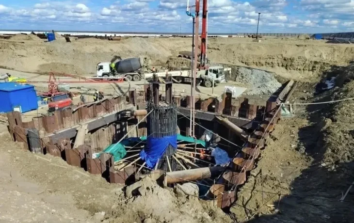 На левобережном подходе к Ленскому мосту начали бетонировать фундамент второй опоры
