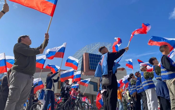 В Якутске ко Дню флага России вручили паспорта юным горожанам и награды участникам СВО