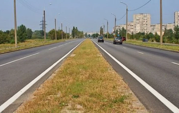 Половина водителей даже 2&times;2=4 на экзамене по ПДД не могут сосчитать: не перепутайте &mdash; сколько полос здесь на самом деле?