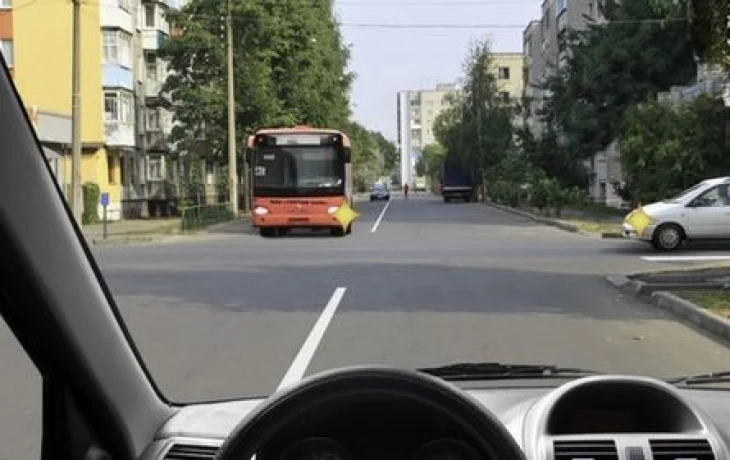 Вежливость &mdash; выбор королей и ваш: вопрос экзамена ПДД, где уступать приходится сразу двоим, вызвал протест в душе у 79% отвечавших