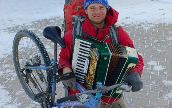 "Выезжал чистый, приехал, как штукатур!". Велосипедист с баяном снова в Якутске