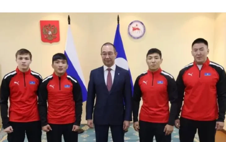 Айсен Николаев передал экипировку сборной Якутии перед турниром Коркина