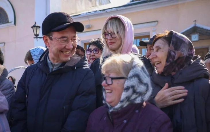 Глава Якутии освятил пасхальные куличи в Преображенском соборе
