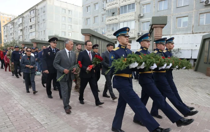 Глава Якутии почтил память защитников Родины