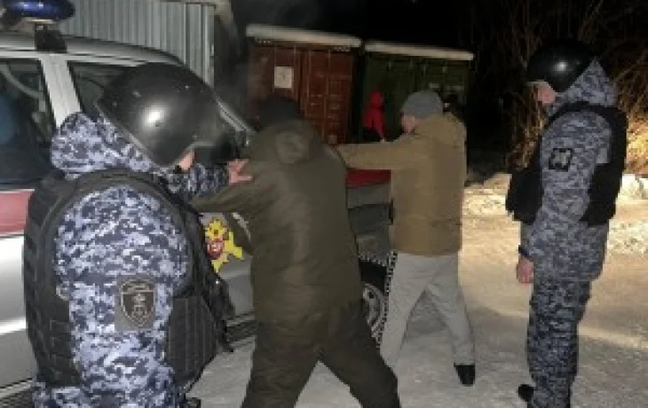 Росгвардейцы за сутки задержали грабителей и федерального преступника