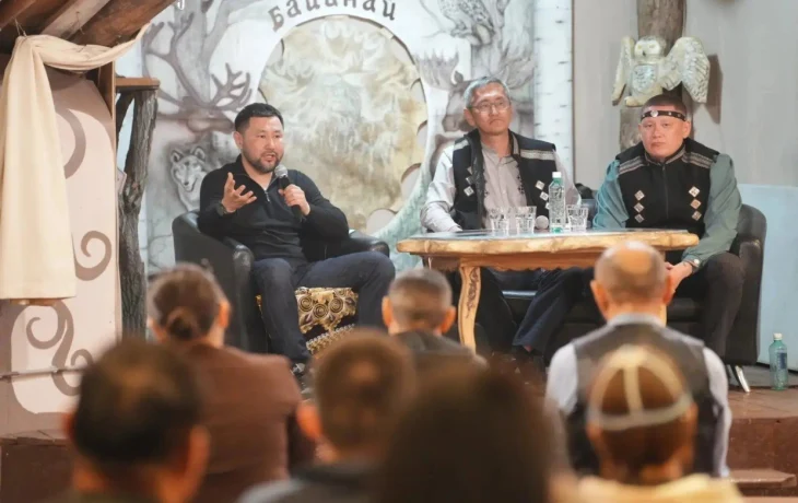В Якутске прошла встреча мэра с горожанами по инициативе шамана Хордоҕой Бахсы