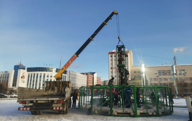 Установка новогодней елки началась на площади Республики Якутска
