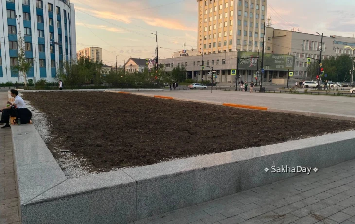 Молодежь привела в порядок все клумбы на площади Ленина