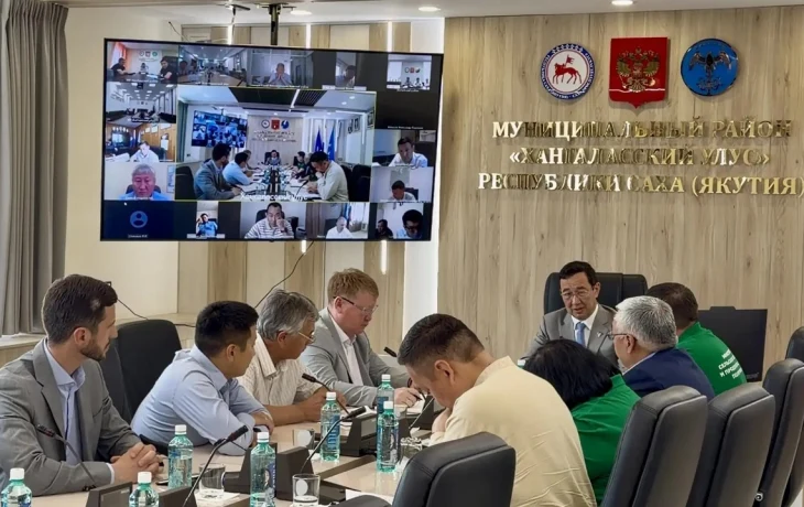 Айсен Николаев провел совещание по кормозаготовке в Якутии