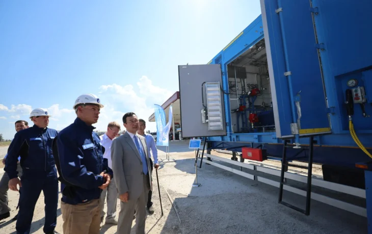 Глава Якутии ознакомился с работой первого в регионе передвижного газозаправщика