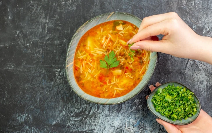 Суп из пакетика тоже может быть вкусным: готовлю из похмельного бульона настоящий обед &mdash; не удержалась, съела сразу 2 тарелки